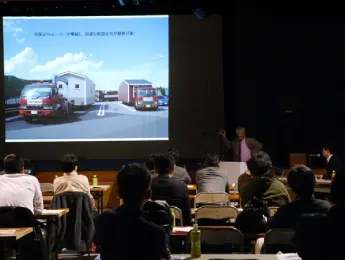 清水国明が講師を務める防災講演の様子